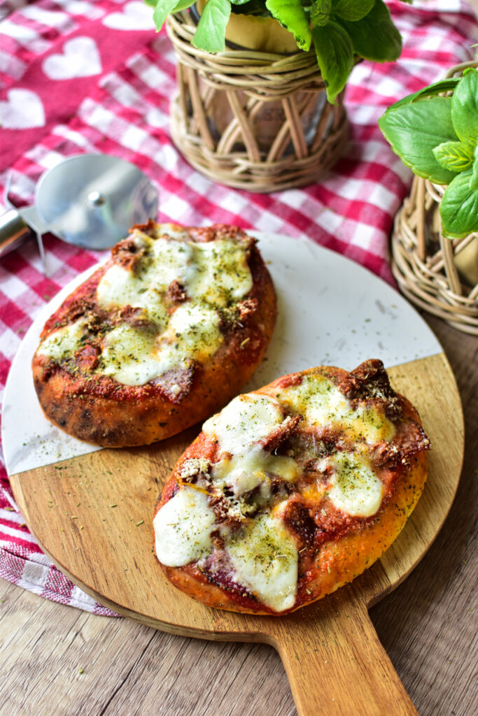 Fertig gebackene Naan-Pizza aus dem Airfryer als schneller Snack mit Käse und getrockneten Tomaten.