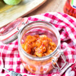 Apfel-Aperol-Chutney in einem Einmachglas Rezept