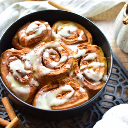 Herbstliche Zimtschnecken im Airfryer mit cremigem Frischkäse-Frosting.