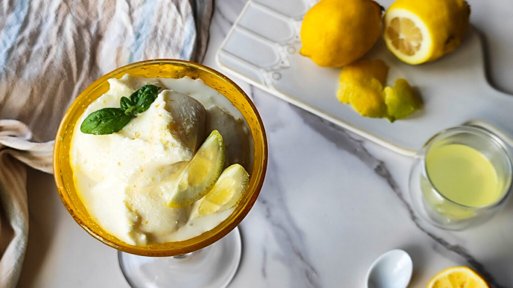 Cremiges Limoncello Eis Rezept im Ninja Creami – erfrischend, zitronig und perfekt für den Sommer.