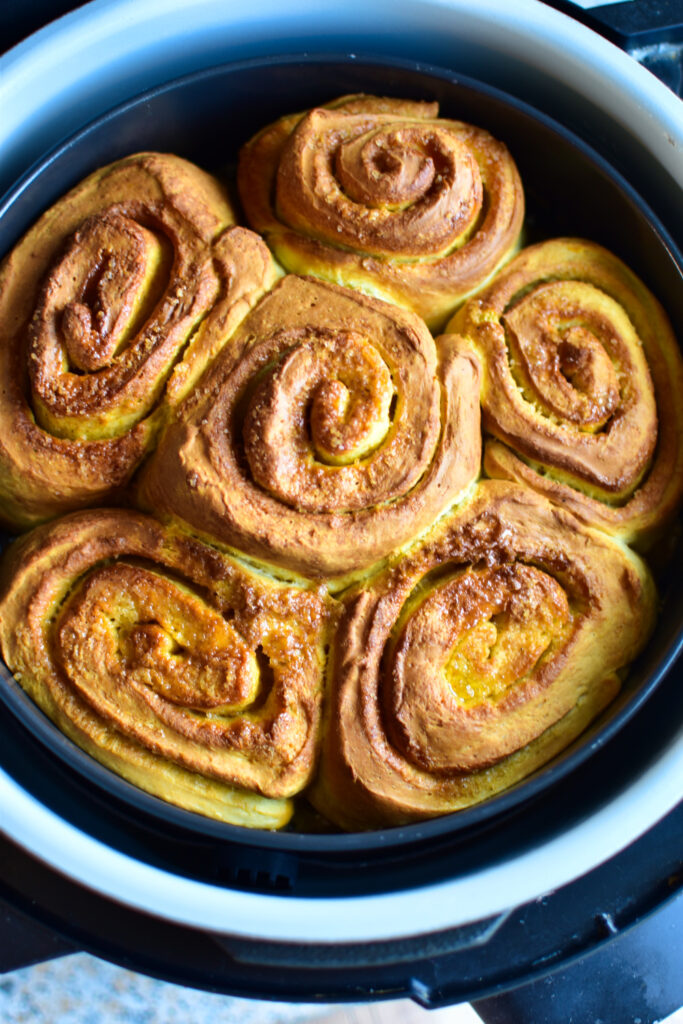 Zimtschnecken im Ninja Airfryer zubereitet – goldbraun und fluffig.