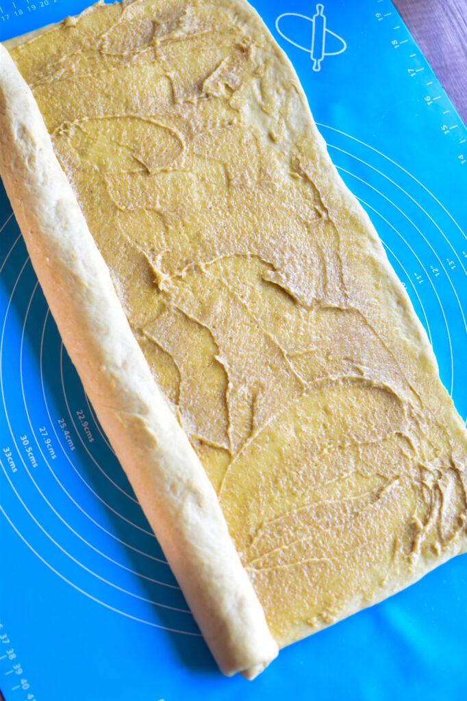 Vorbereitung: Rolle mit der Zucker-Pumpkin Pie Spice Mischung,