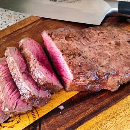 Saftiges Steak im Airfryer zubereitet, aufgeschnitten serviert.