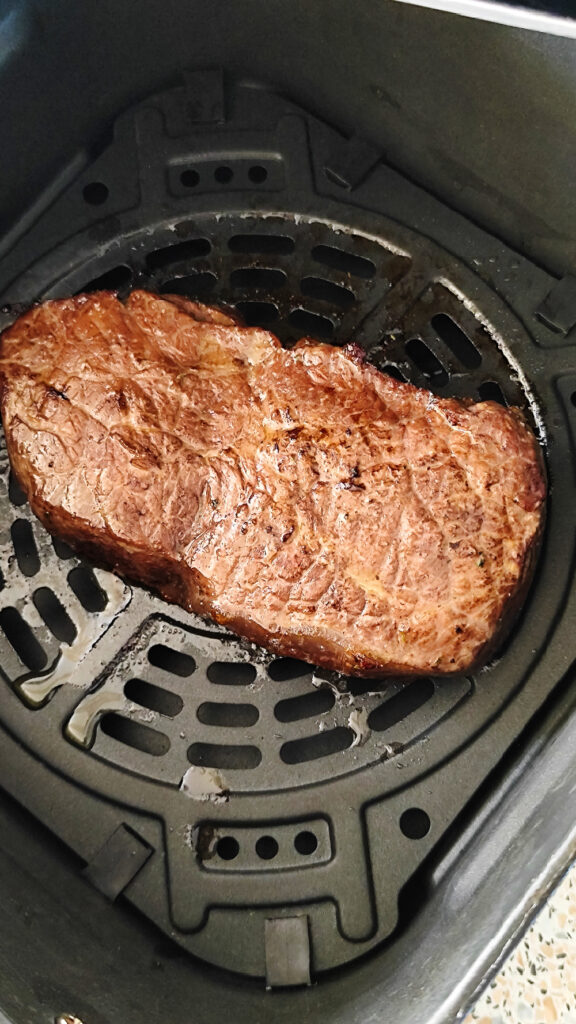 Das beste Steak mit Knoblauchbutter bestrichen vor dem letzten Garvorgang.