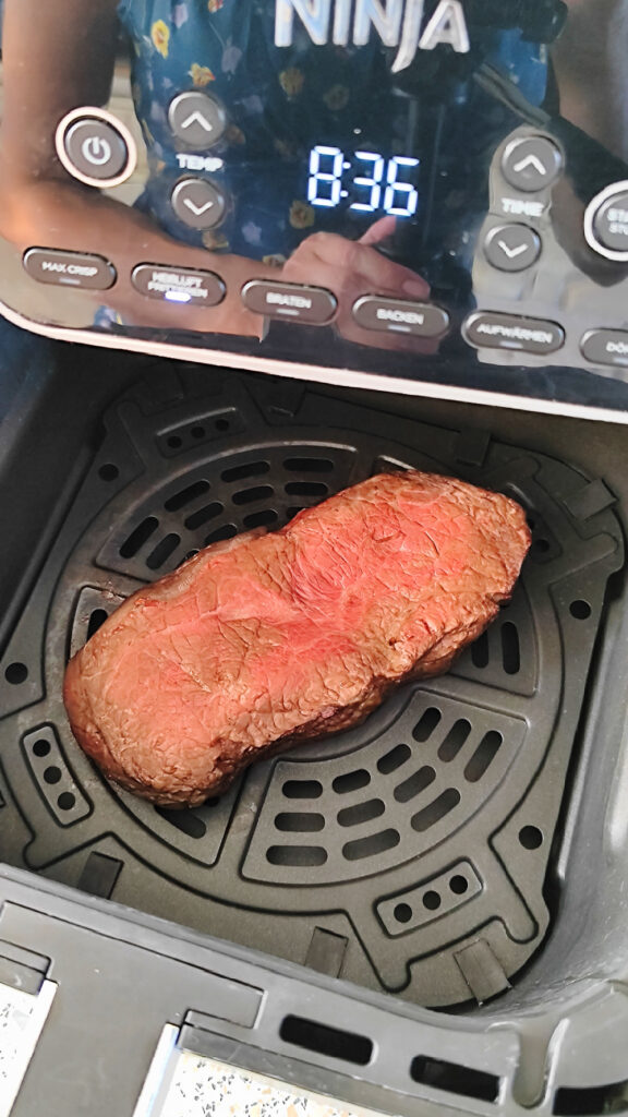 Steak wird im Airfryer Korb gegart.