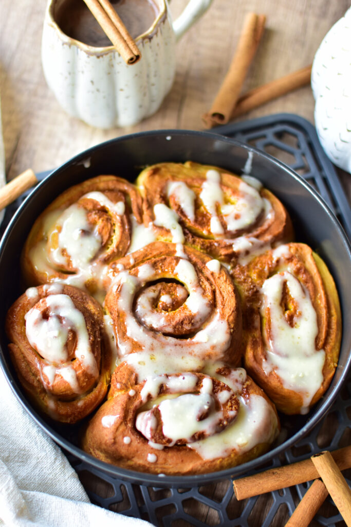 Frisch gebackene Zimtschnecken im Airfryer – luftiger Hefeteig mit Kürbis und Pumpkin Spice.