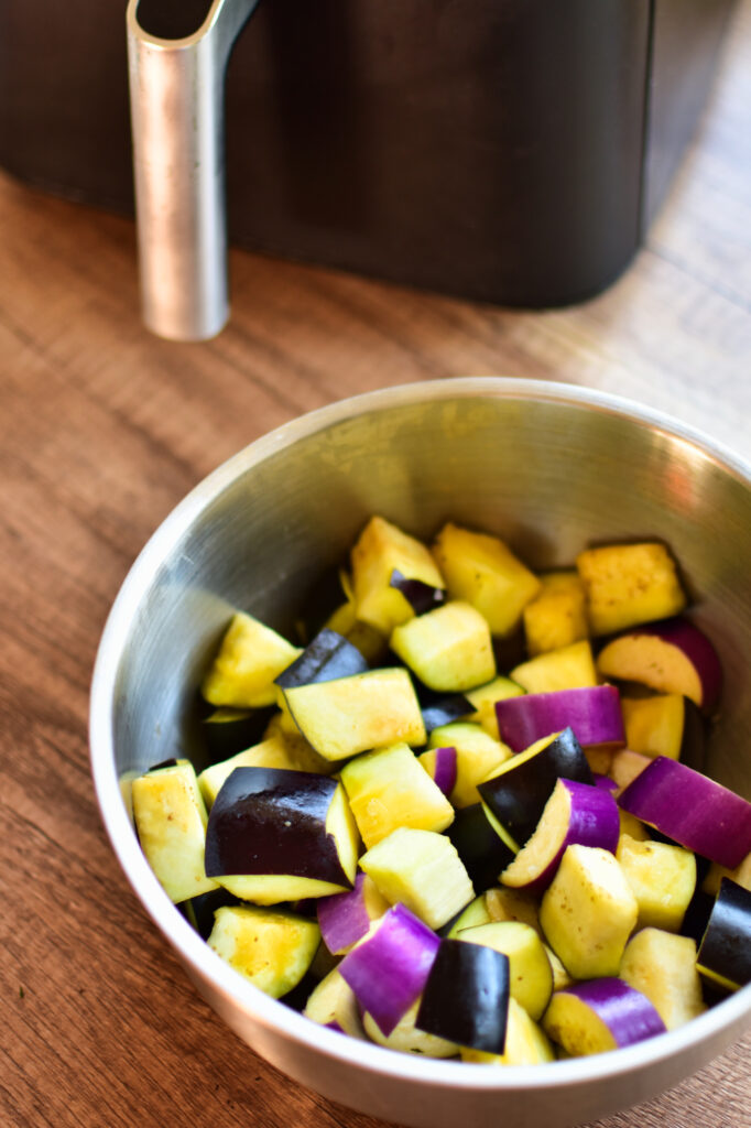 Die Auberginen-Würfel sind bereit, im Airfryer gebacken zu werden.