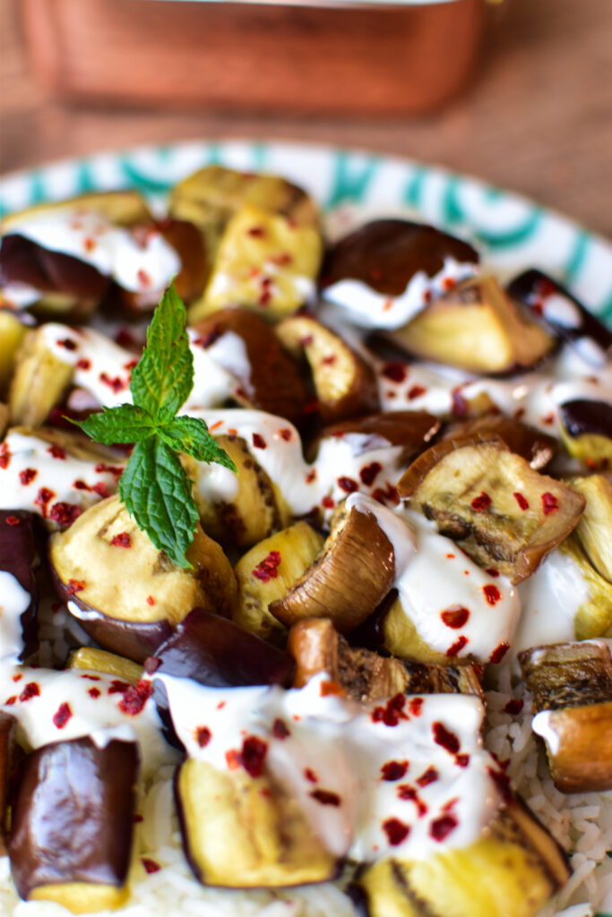 Auberginenwürfel in der Heißluftfritteuse, weich geröstet serviert mit Joghurt, Chili und Minze.