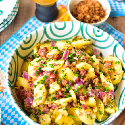 Bier-Kartoffelsalat im Oktoberfest-Style mit Speck, Schnittlauch und Röstzwiebeln.