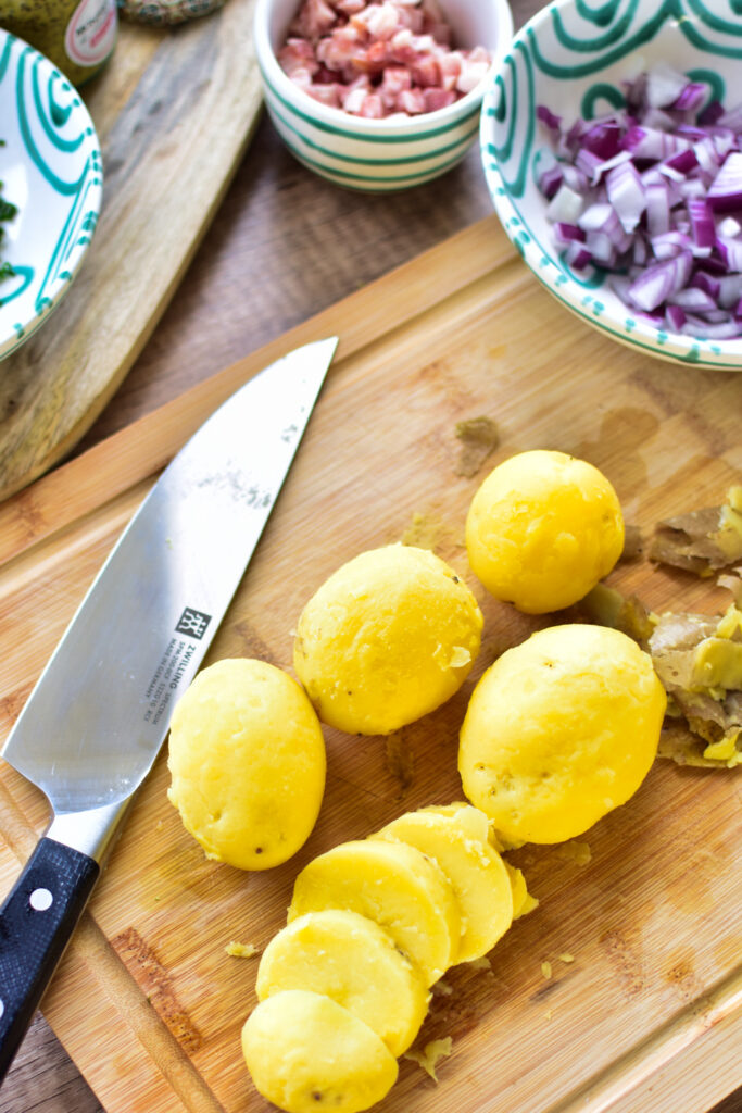 Bayerischer Bier-Kartoffelsalat als Oktoberfest-Rezept mit Röstzwiebeln.