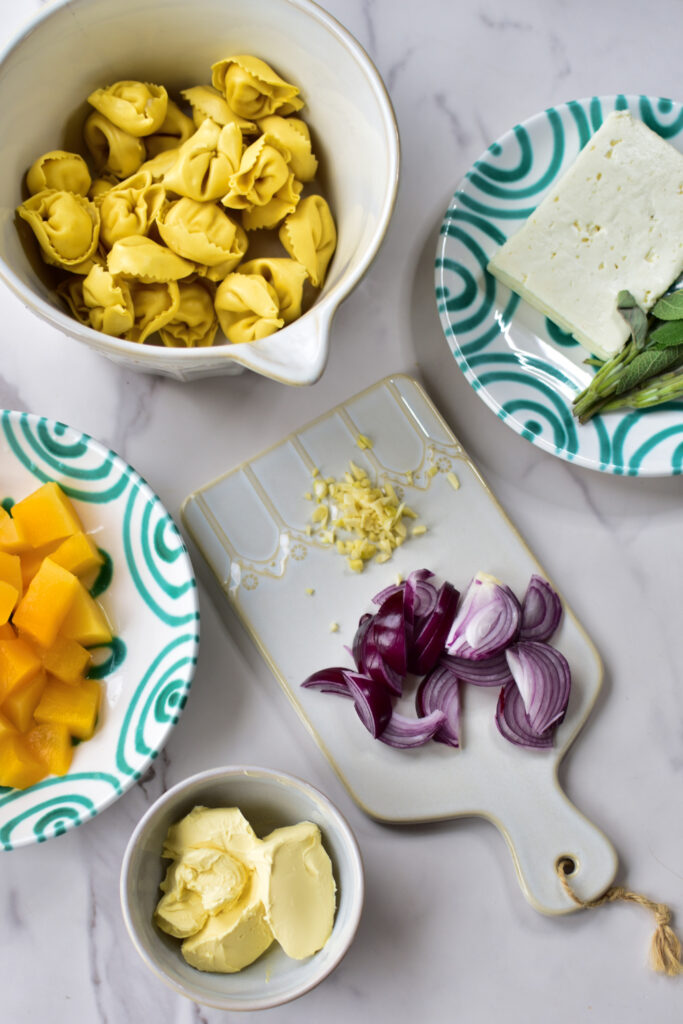 Herbstliches Airfryer-Rezept mit gebackenem Kürbis, Feta und frischen Tortellini. alle Zutaten auf einen Blick