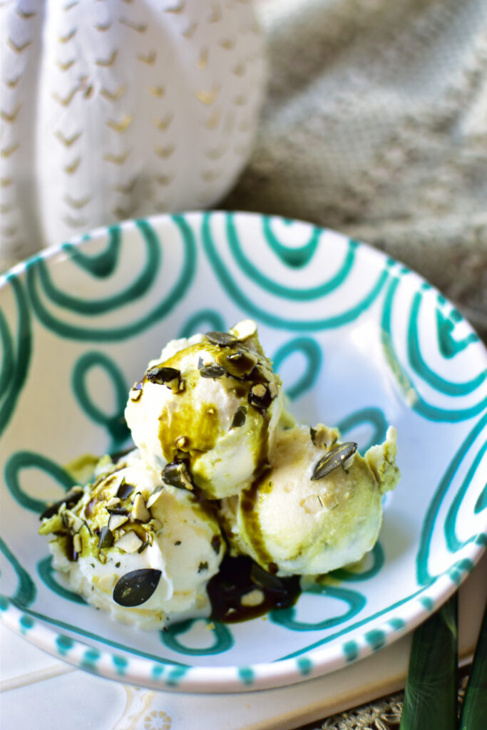 Herbstliches Dessert: Kürbiskern-Eiscreme mit nussigem Aroma und cremiger Konsistenz.