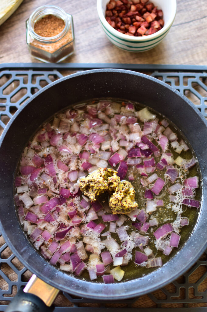 Kartoffelsalat mit würzigem Bier-Dressing, serviert mit Schnittlauch.