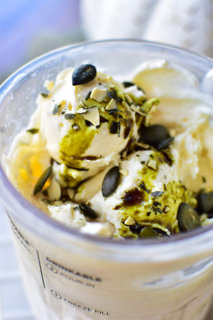 Herbstliches Eisrezept aus der Ninja Creami Deluxe mit Pumpkin Spice und Vanille.