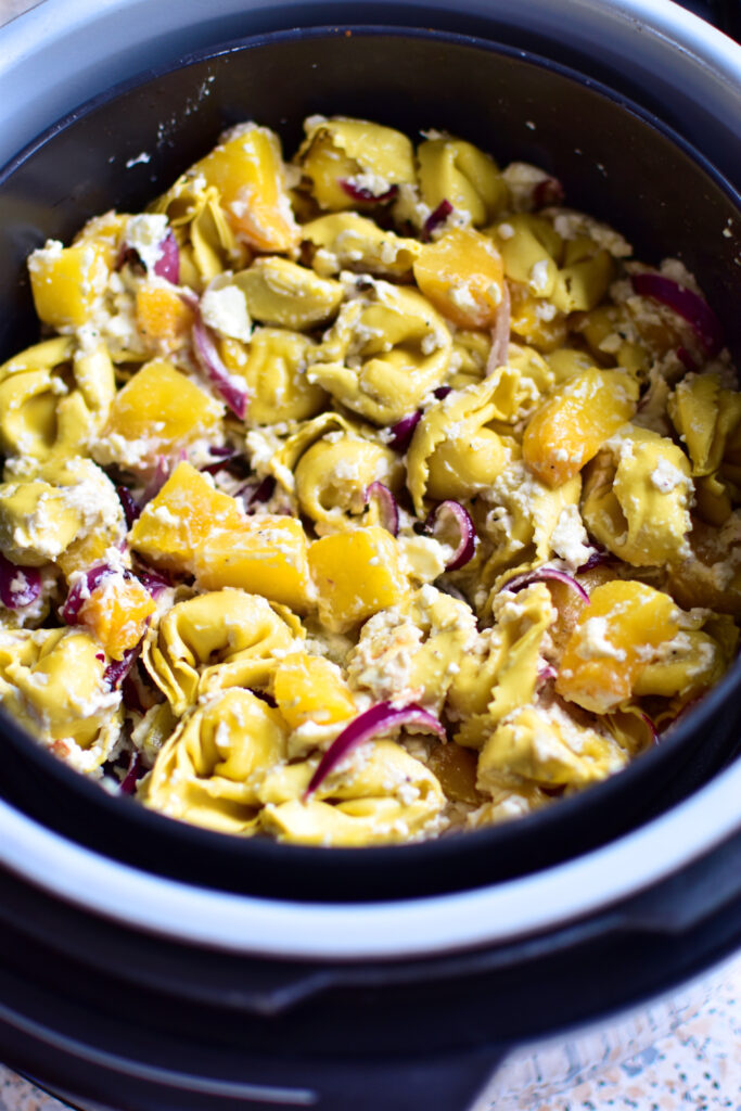Cremiges Comfort Food: Tortellini mit Kürbis, Feta und Salbei aus dem Airfryer.