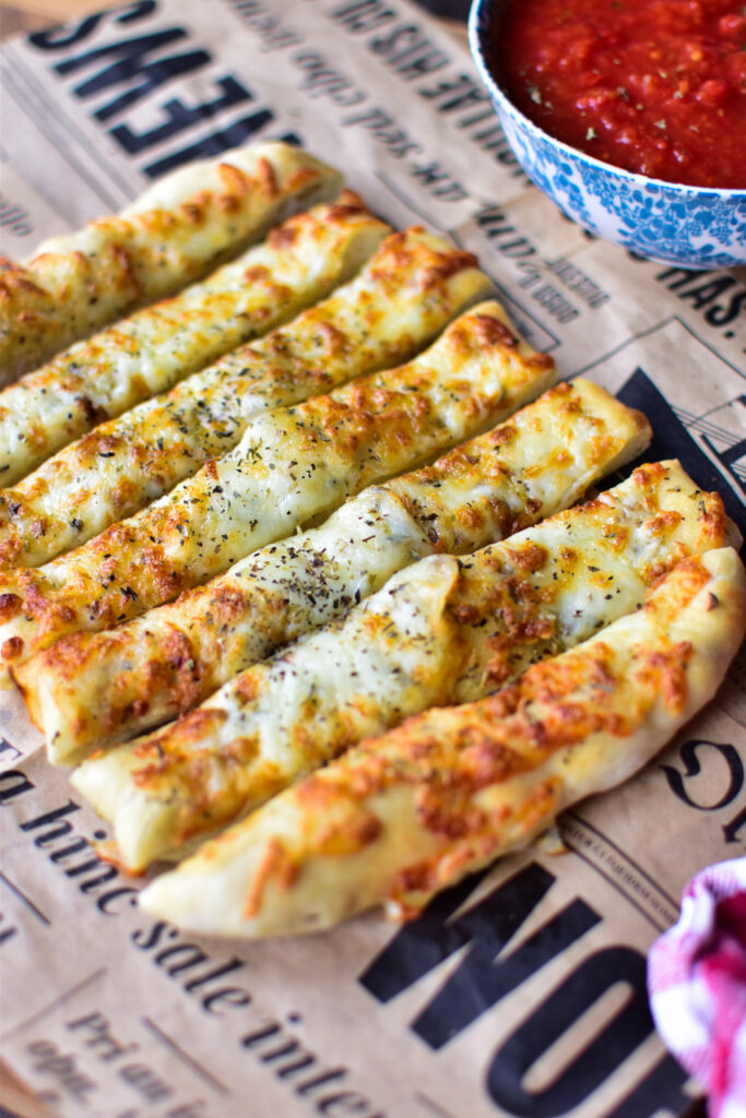 Aufgeschnittener Pizza Snack Airfryer zeigt fluffiges Inneres und zarten Käsefaden