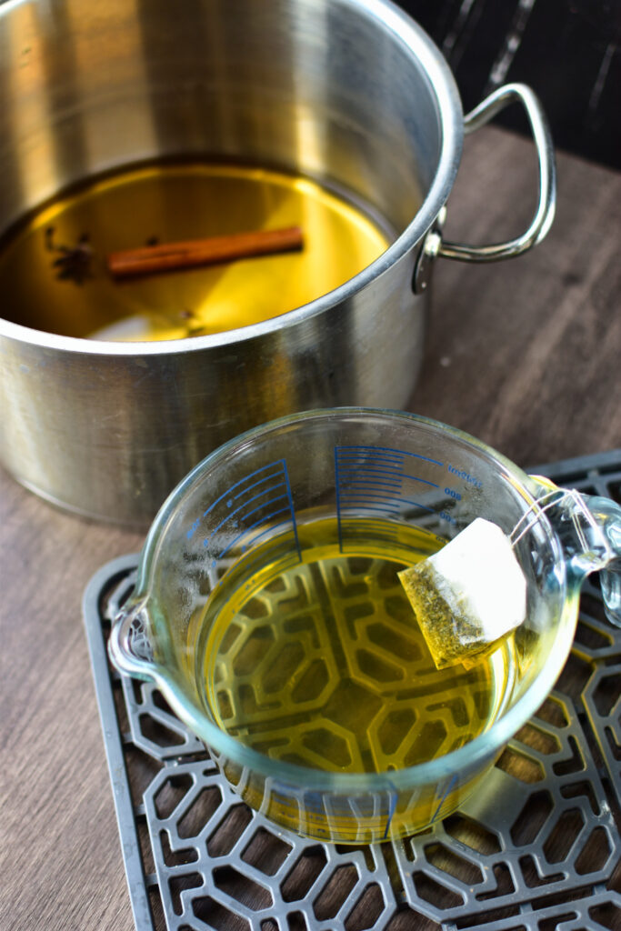 Der Tee für den Punsch wird gekocht, Zimt und Anis ziehen in einem großen Topf mit dem Apfelsaft.