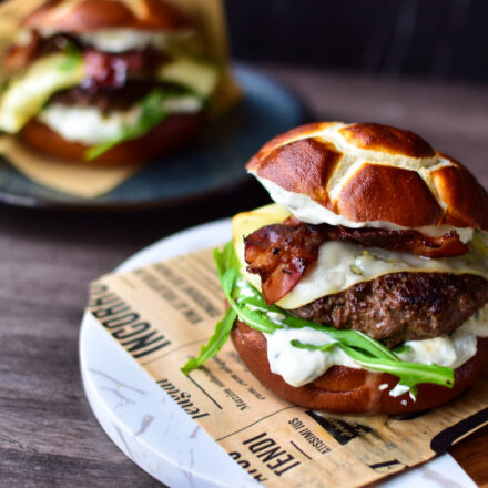 Knuspriger Bacon und würzige Schmand-Creme – der perfekte Schmand Burger für Genießer.