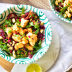 Wintersalat Rezept mit saftigem Hähnchenbrustfilet aus dem Airfryer auf grünen Tellern serviert