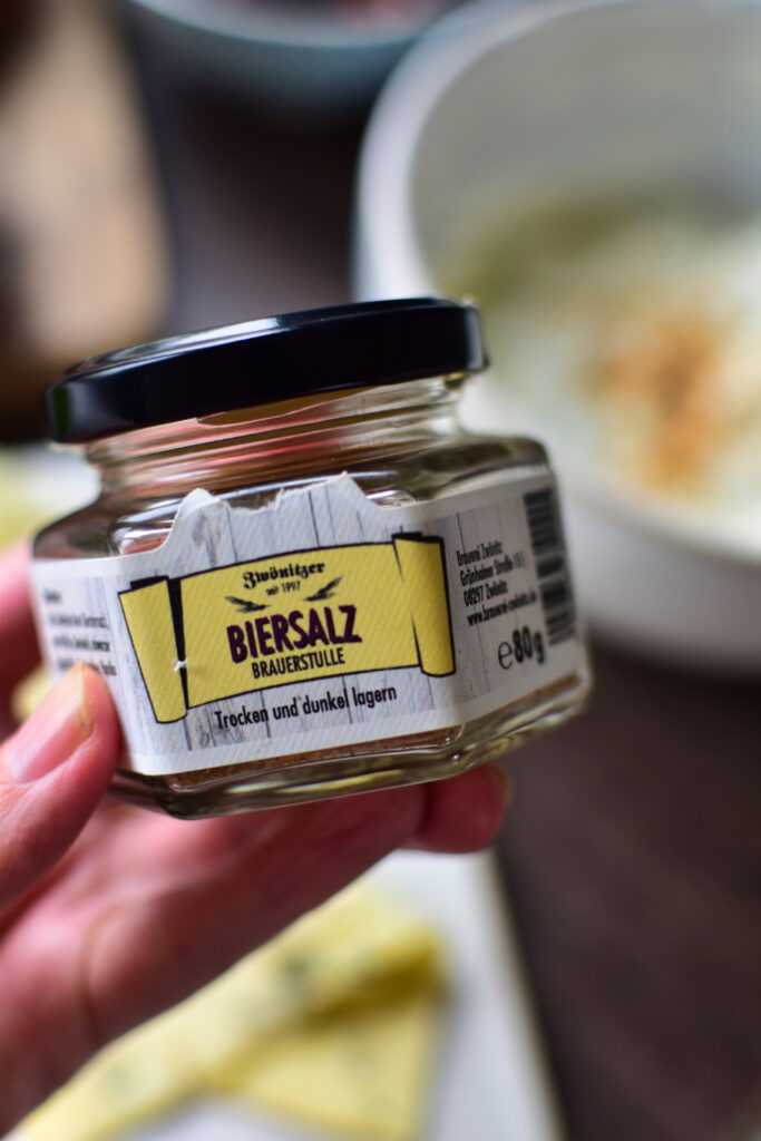 Nahaufnahme eines kleinen Glases mit Biersalz.