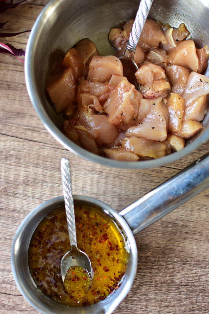 Vorbereitung des Airfryer Hot Honey Chicken mit Chili-Honig-Marinade