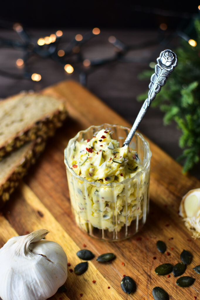 Selbstgemachte Knoblauchbutter im Glas mit weihnachtlicher Deko