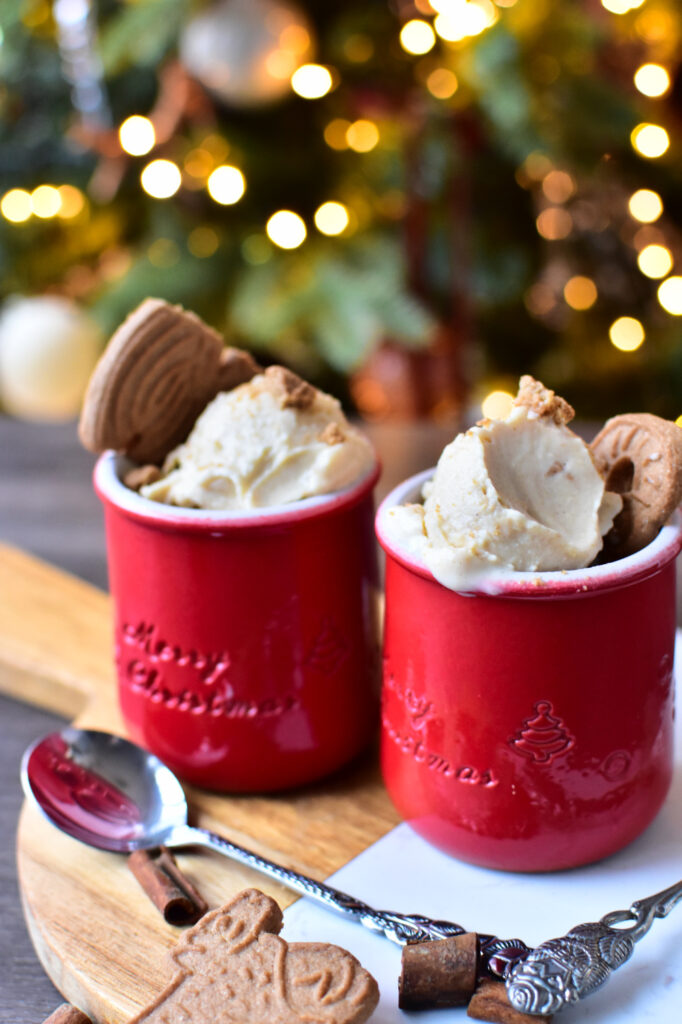 Cremiges Apfel-Zimt-Eis aus der Ninja Creami Deluxe mit Spekulatius-Stückchen