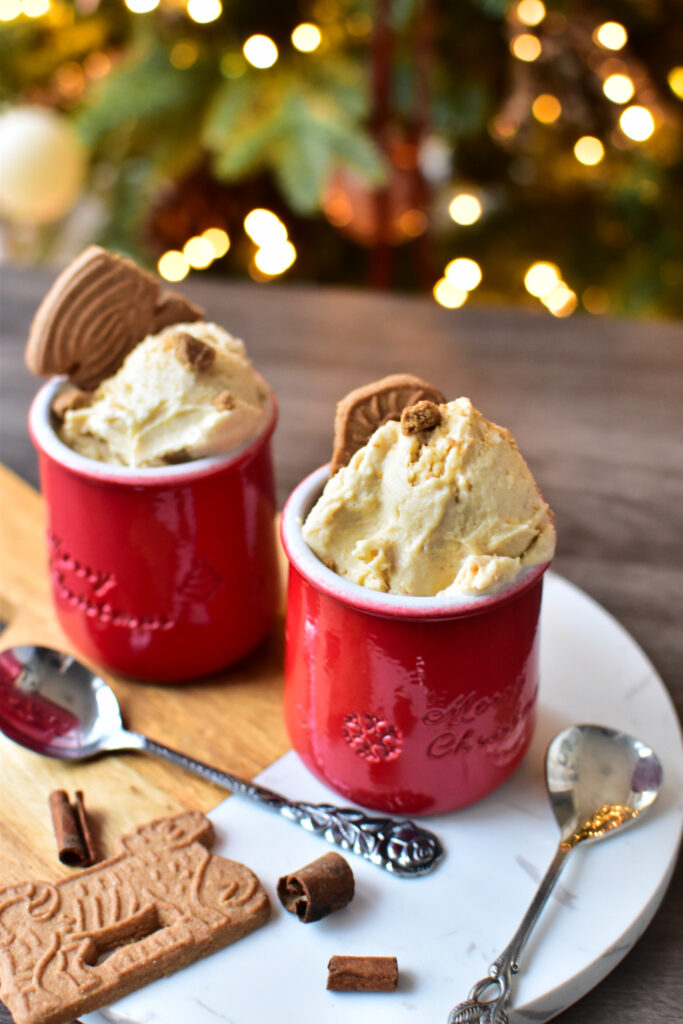 Ninja Creami Weihnachtseis in Bechern vor einem beleuchteten Weihnachtsbaum serviert.