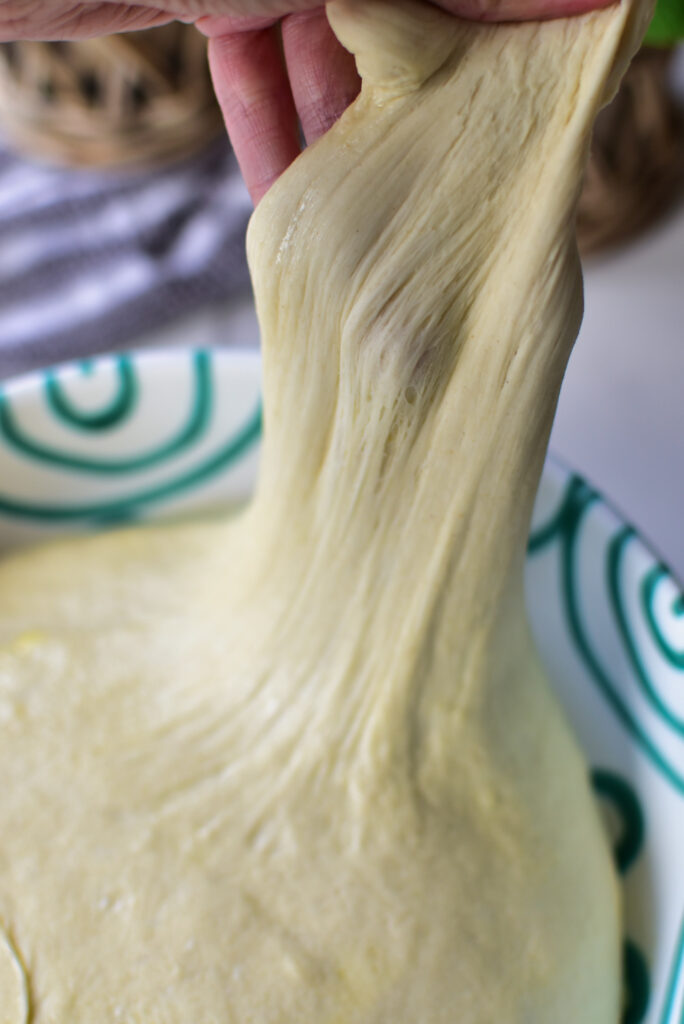 Teig wird von Hand geknetet – Schritt für Schritt zum luftigen, elastischen Pizzateig wie in Italien.