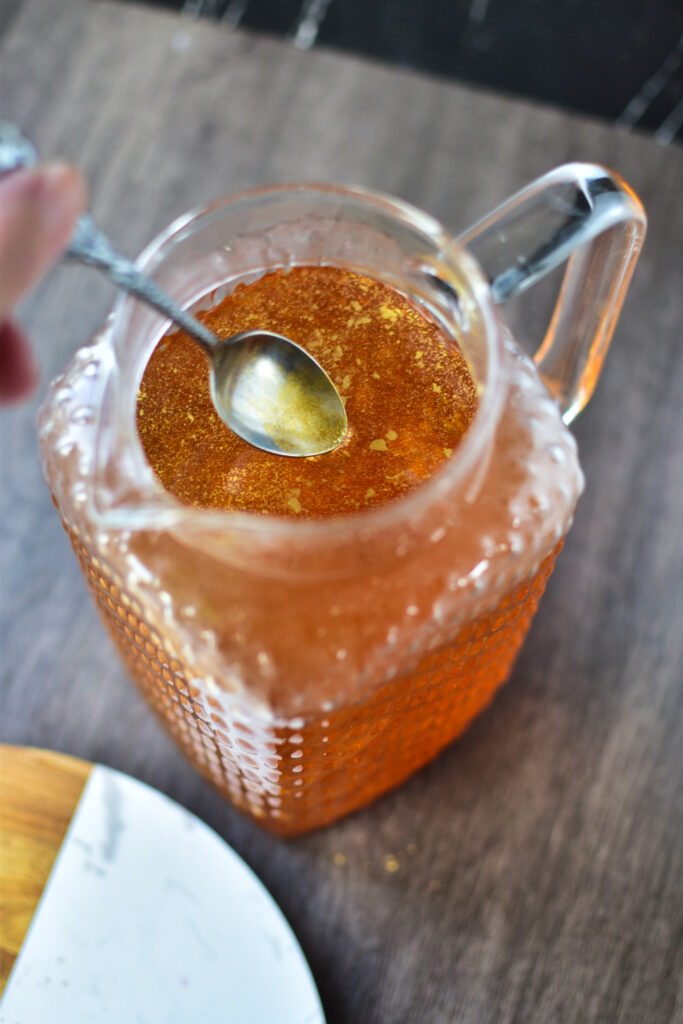 Alkoholfreier Punsch mit Glitzer in einer Glaskanne.