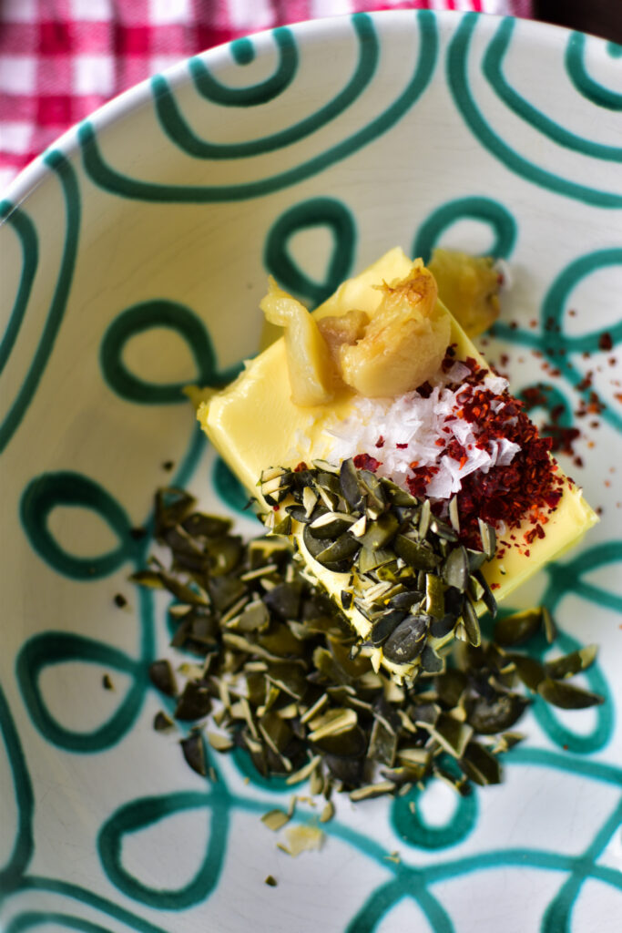 Knoblauchbutter als Raclette-Beilage wird einfach mit einer Gabel gemischt.