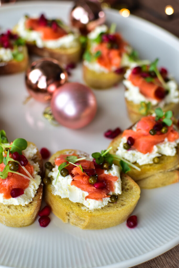 Detailaufnahme Weihnachtsvorspeise mit Räucherlachs, Frischkäse und grüner Kresse