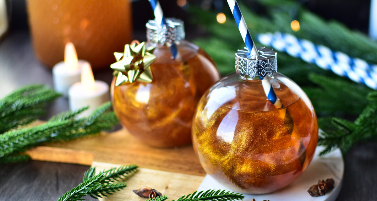 Goldener alkoholfreier Punsch – Weihnachtsglitter in der Kugel