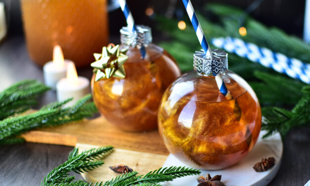 Goldener alkoholfreier Punsch – Weihnachtsglitter in der Kugel