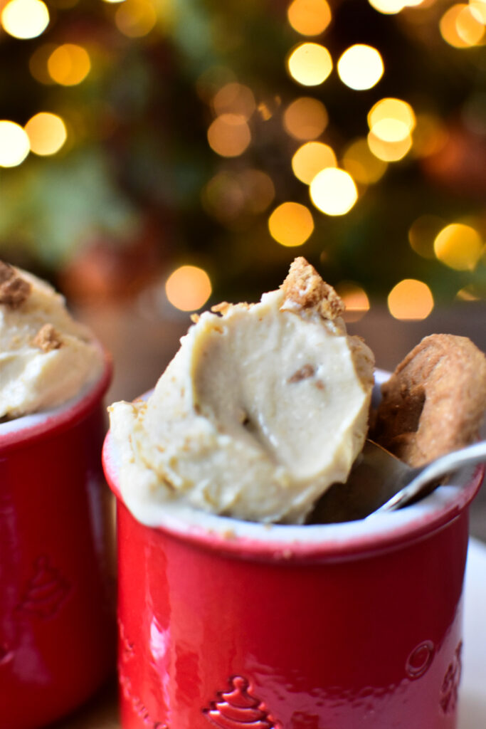 Weihnachtseis im roten Becher mit Zimt und Spekulatius-Deko