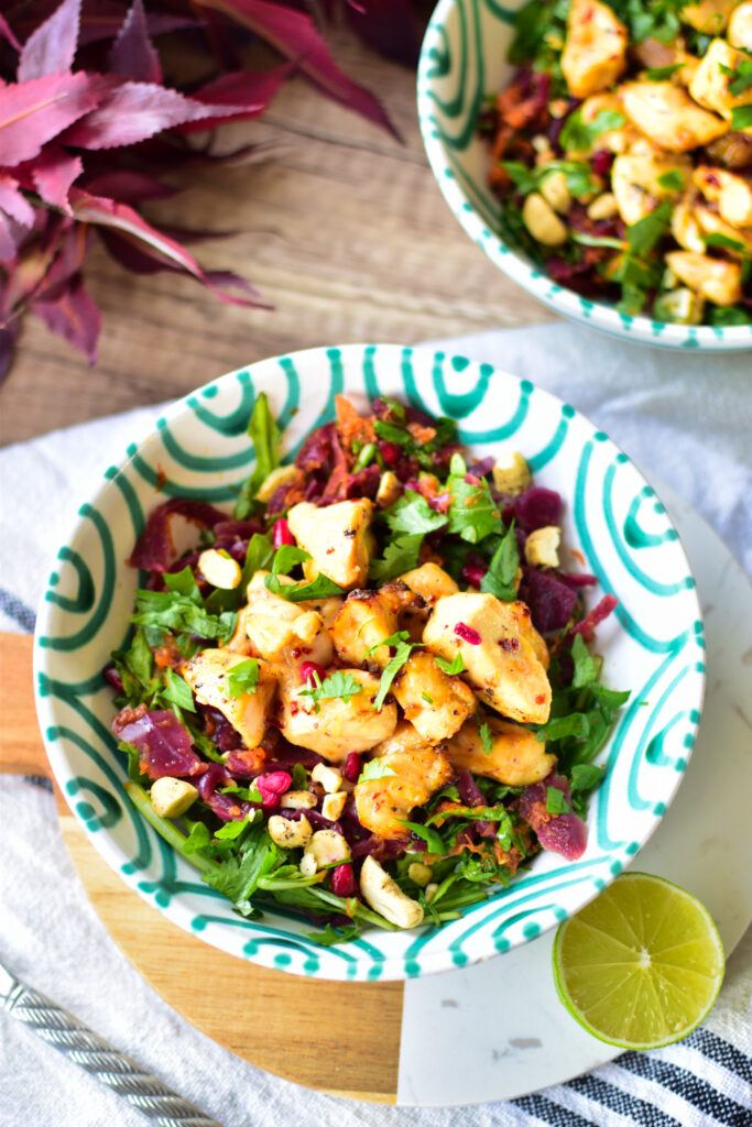 Gesunder Wintersalat mit Rotkohl, Rucola, Möhren und Hot Honey Chicken aus dem Airfryer