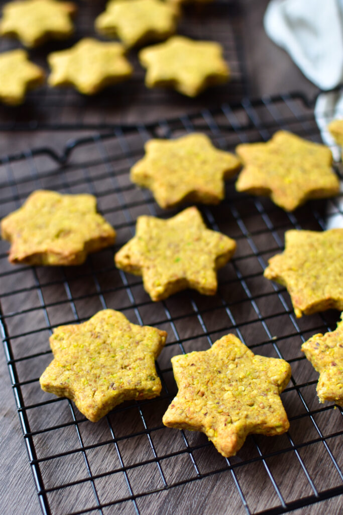 Pistaziensterne auf einem Abkühlgitter.