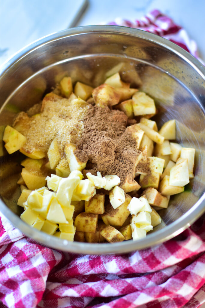 Bratapfelstückchen in einer Schüssel - bereit für die Heißluftfritteuse