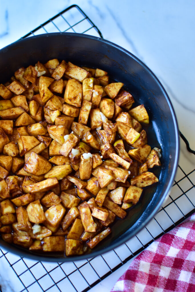 Bratapfelstücke mit Zimt und Honig im Airfryer gegart