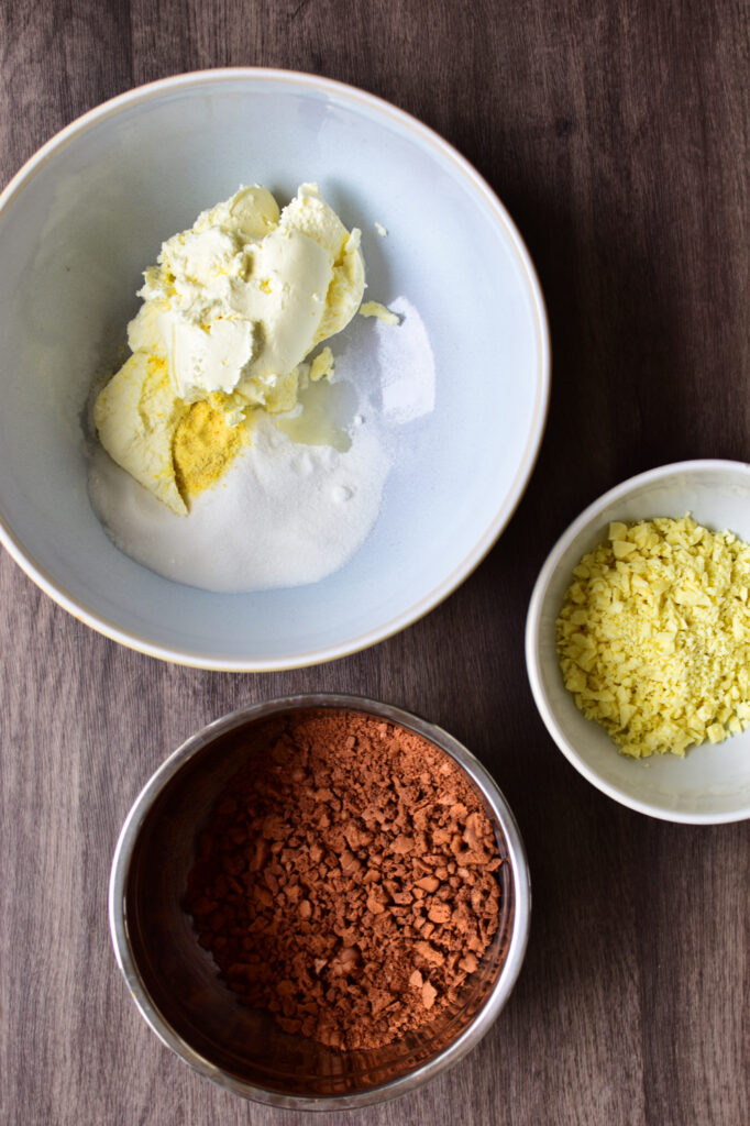 Die Zutaten auf einen Blick: Mit weißer Schokolade in Raspeln, in 3 Schüsseln.