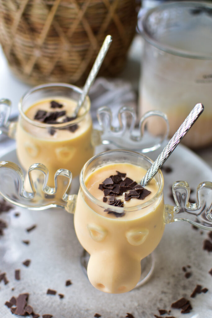 Ninja Creami Eierlikör als Frozen Drink in Weihnachtsgläsern serviert.