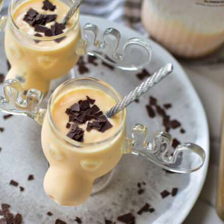 Eiskalter Eierlikördrink als Dessert nach dem Raclette in elchförmigen Gläsern zu Weihnachten.