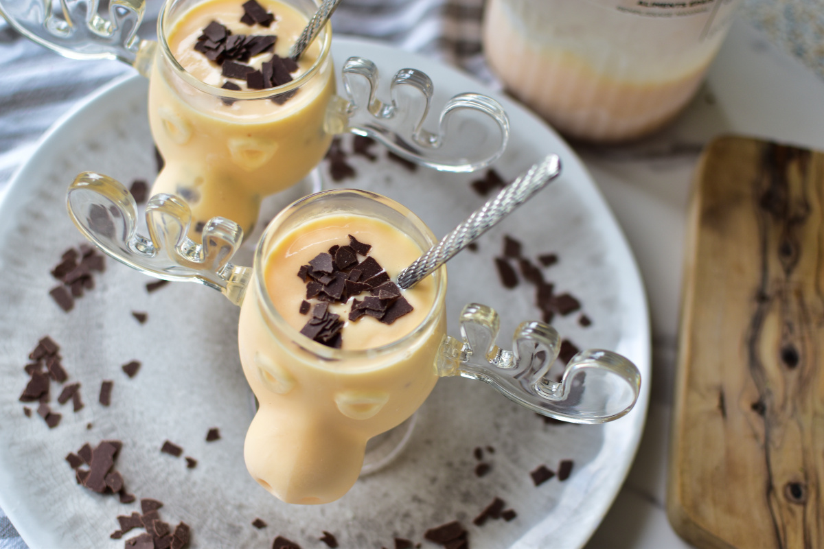 Eiskalter Eierlikördrink als Dessert nach dem Raclette in elchförmigen Gläsern zu Weihnachten.