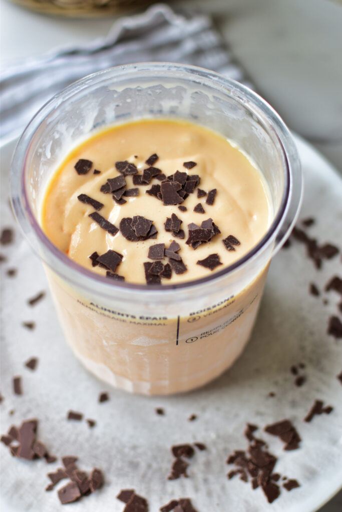 Rezept: Eierlikör mit Schokosplittern im Ninja Creami Deluxe Becher.