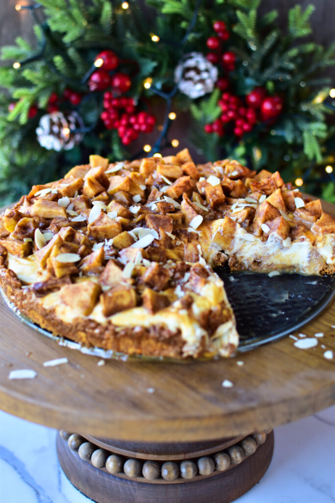 Anschnitt des Bratapfel-Cheesecakes mit cremiger Frischkäsefüllung und Apfelstückchen