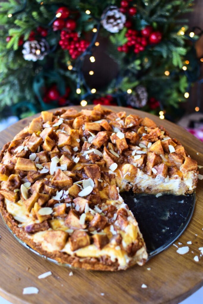 Cremiger Bratapfel-Cheesecake mit karamellisierten Äpfeln und Mandeln auf Zimt-Keksboden