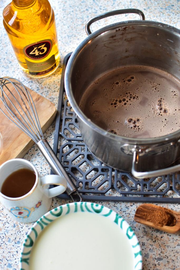 Zubereitung in einem großen Topf mit den Zutaten drumherum