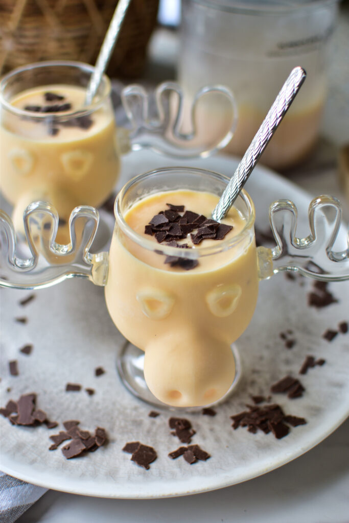 Frozen Eierlikör aus der Ninja Creami Deluxe in festlichen Elchgläsern serviert