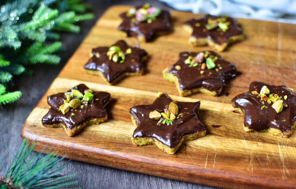 Einfache Pistaziensterne mit Schokoladenglasur