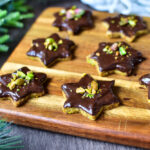 Einfache Pistaziensterne mit Schokoladenglasur